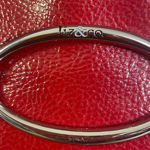 Liz & Co. Bold Red Shoulder bag numerous compartments. 14.5” L, 6”W - Picture 3 of 12